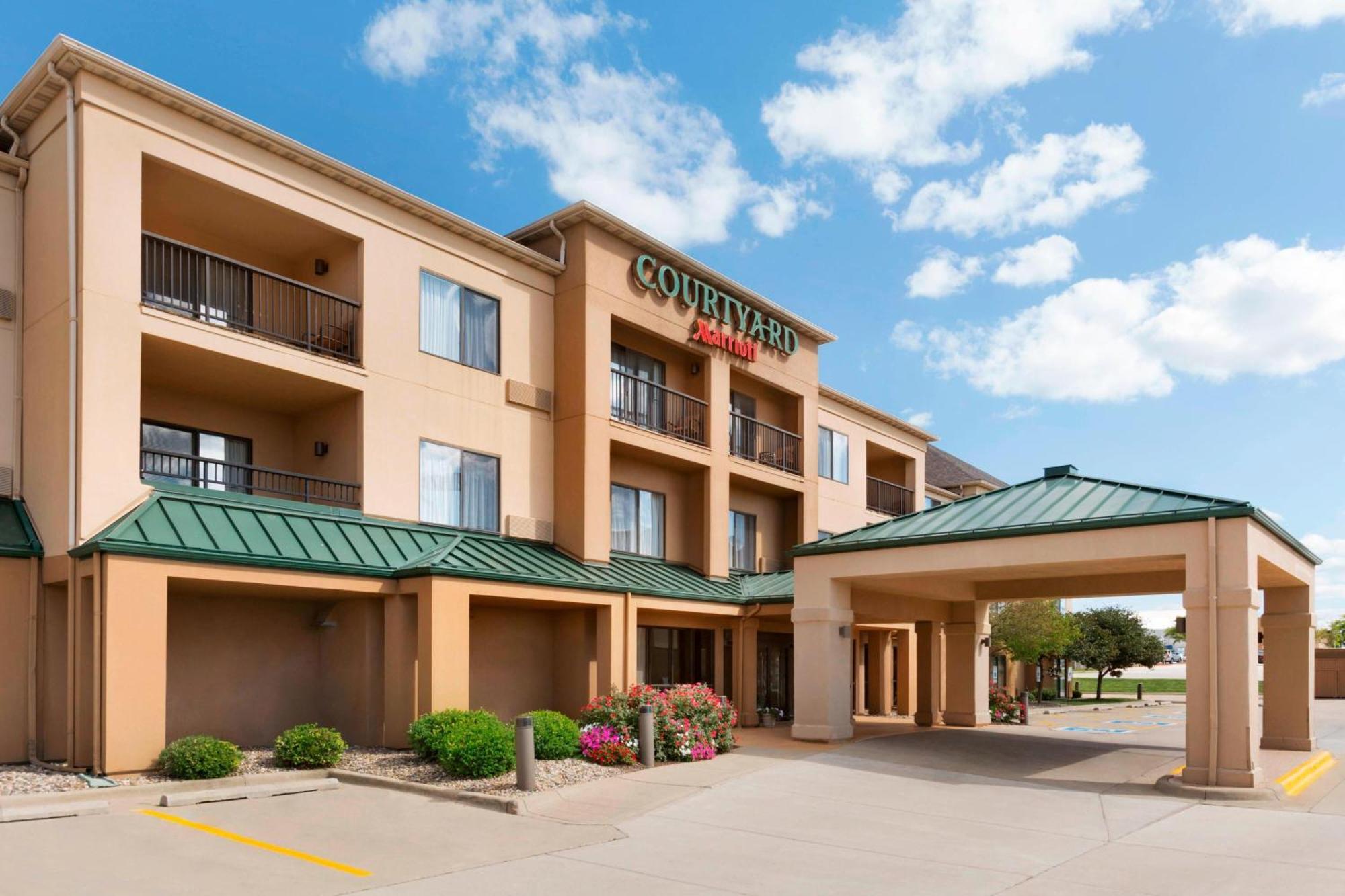 Отель Courtyard By Marriott Bloomington Normal Экстерьер фото