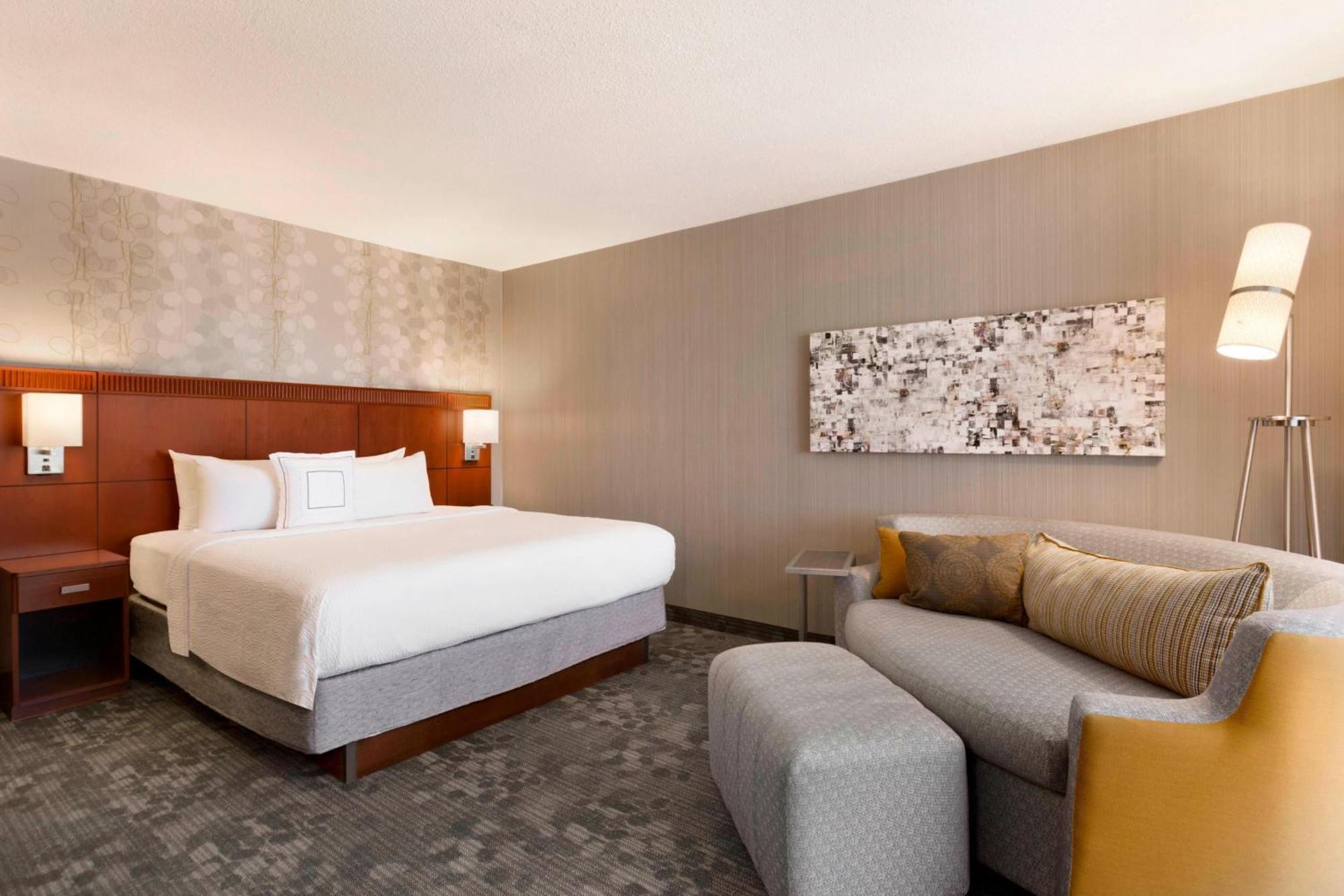 Отель Courtyard By Marriott Bloomington Normal Экстерьер фото