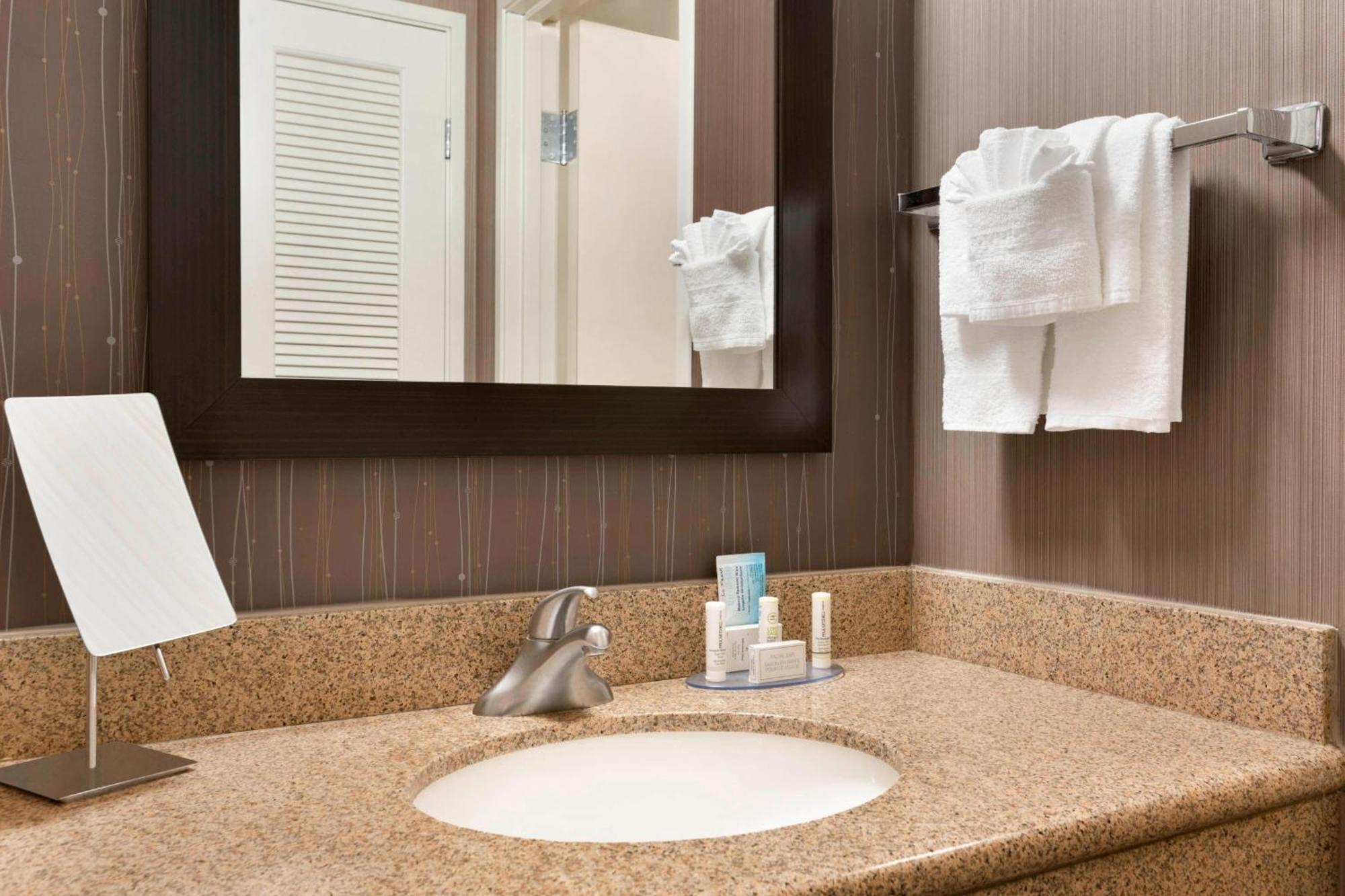 Отель Courtyard By Marriott Bloomington Normal Экстерьер фото