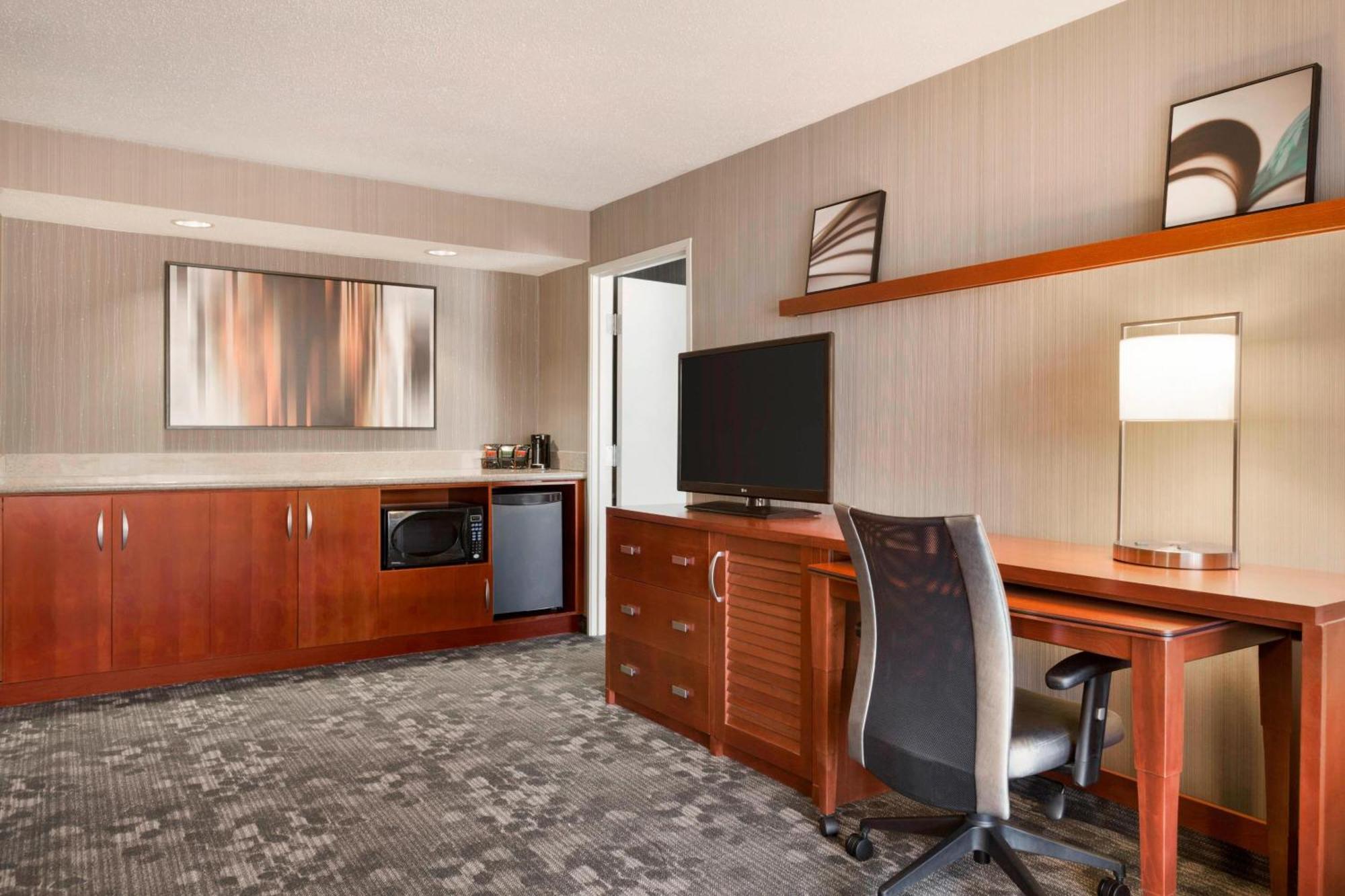 Отель Courtyard By Marriott Bloomington Normal Экстерьер фото