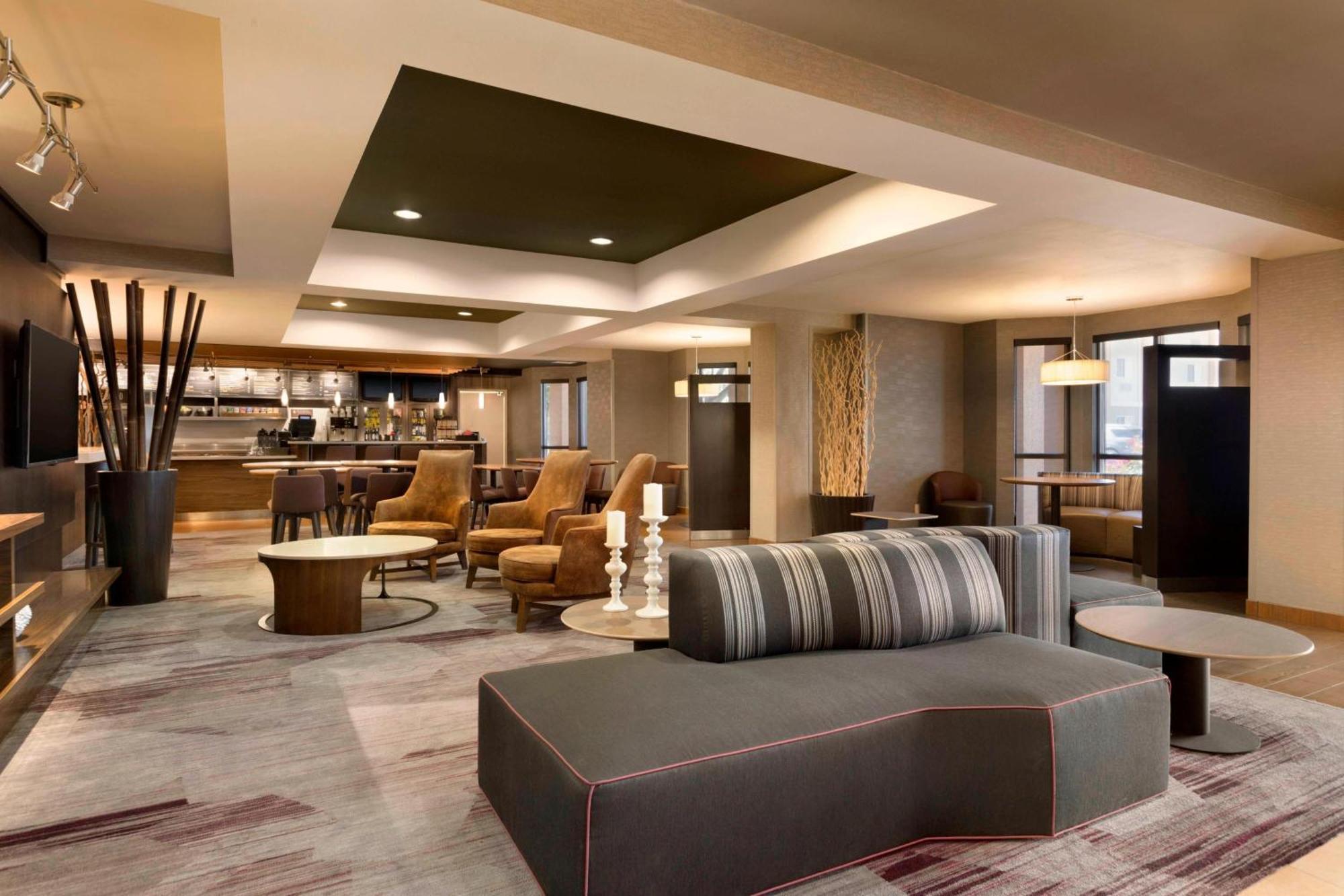 Отель Courtyard By Marriott Bloomington Normal Экстерьер фото