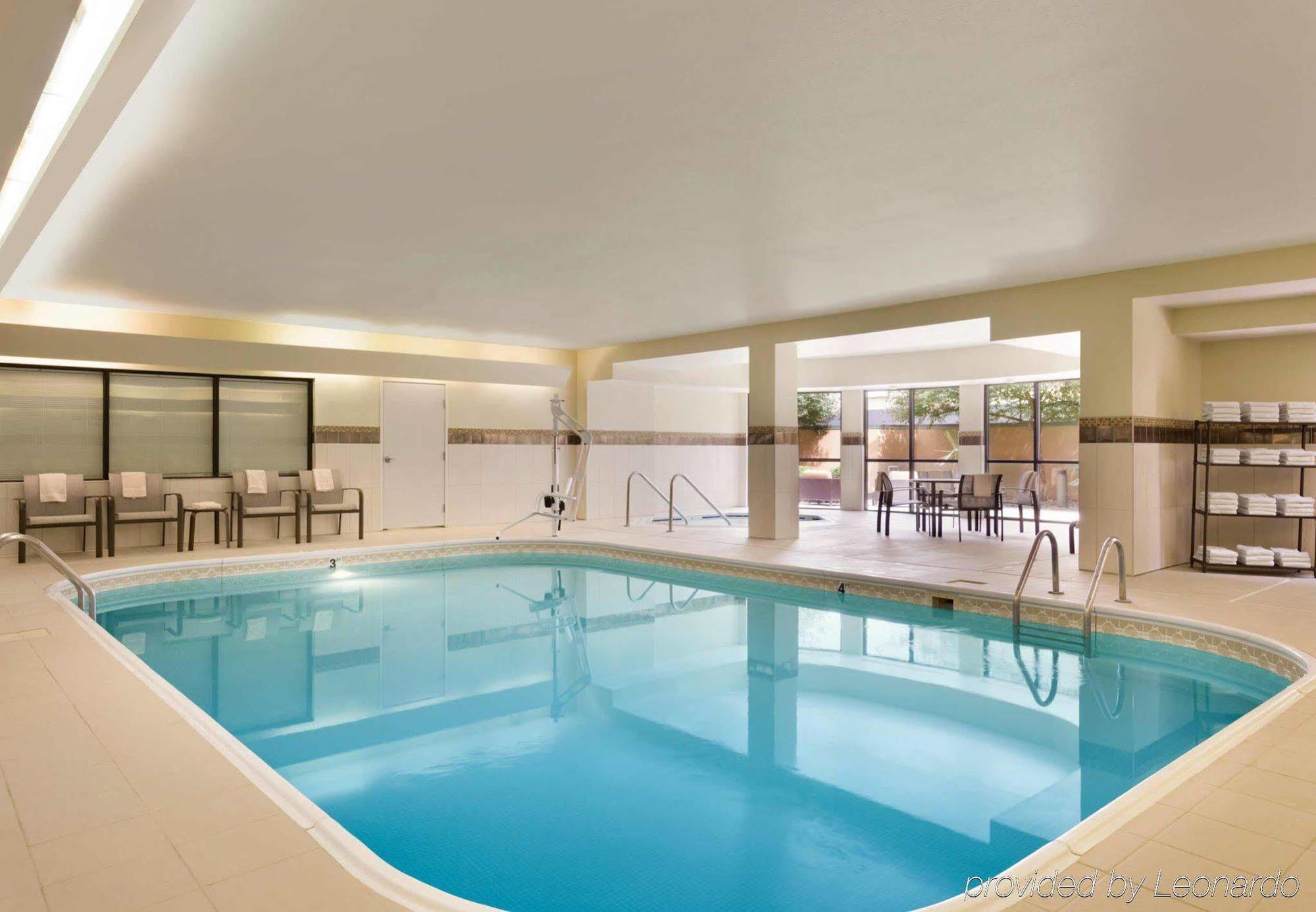 Отель Courtyard By Marriott Bloomington Normal Экстерьер фото