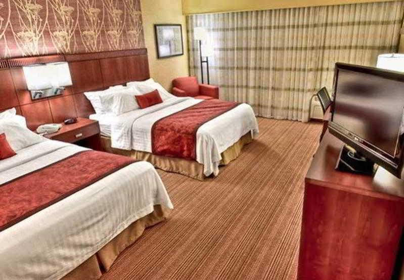 Отель Courtyard By Marriott Bloomington Normal Экстерьер фото